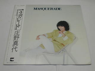 　 内容 （LP）庄野真代／マスカレード 【中古】 　 SIDE 1 　マシカレード／WEEK-END LOVE／原宿ミッドナイト・サブウエイ／夜明けのヒーロ／魔女 ＆ MONSTER SIDE 2 　想いでのラブ・ソングス／ONE STEP LADY／STOP MOTION／モンテカルロで乾杯／INVITATION／エピローグ　　　　　　　　　　　　　　　　 レコード番号：LX-7053-A 備考：中古 発売元：日本コロムビア（株） コンディション 中古品・LPレコード ［ジャケット：極々薄い染み有り］ ［盤面：多く擦れ有り］ 帯、ライナーノーツ（染み有り）、ポスター付き