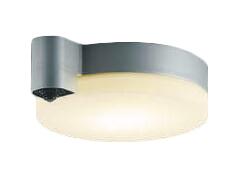 ◆ハイパワーでコンパクトな防雨・防湿型のLEDシーリングライト。明るさが必要な軒下、浴室、洗面所での使用に適しています。◆設定時間中はフル点灯、その後自動でオンオフモードに切り替わるタイマーモード、人が近づいた時だけフル点灯するオンオフモードが選べます。LED（電球色）FCL30W相当LED本体：アルミダイカスト・ブライトシルバー塗装セード：アクリル・乳白消し●高-91 本体長-297 幅-243mm 重-1.7kg●消費電力：10.0W●定格光束：790 lm●固有エネルギー消費効率：79.0 lm/W●演色性：Ra82●色温度：2700K●光源寿命：40000時間●照度センサ付●センサモード切替可能●絶縁台不要●調光器併用不可●18VA(100V)防雨・防湿型ねじ込式E型※取付には電気工事が必要です。検索用カテゴリ9検索用カテゴリ【LED照明】 【電球色】 【センサー付】 【非調光】 【防雨】 【防湿】