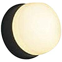 ◆営業用浴場にも使用可能。ブラケットとして、シーリングとして、明るさや用途に応じて使用できます。LED（電球色）白熱球40W相当ランプ：LED電球40形相当（E17）●アルミ・黒色塗装●ガラス・乳白色 飛散防止コーティング●幅-φ200 出幅-127mm 重-1.6kg●消費電力：4.2W●色温度：2700K●演色性：Ra84●定格光束：225 lm●光源寿命：40000時間●営業用浴場使用可能●温泉地での使用不可●器具外結線専用型●取付には埋込ボックスが必要です。市販のものを別途お求めください。●調光器との併用はできません※取付には電気工事が必要です。検索用カテゴリ10【LED照明】 【電球色】 【非調光】 【防雨】 【防湿】