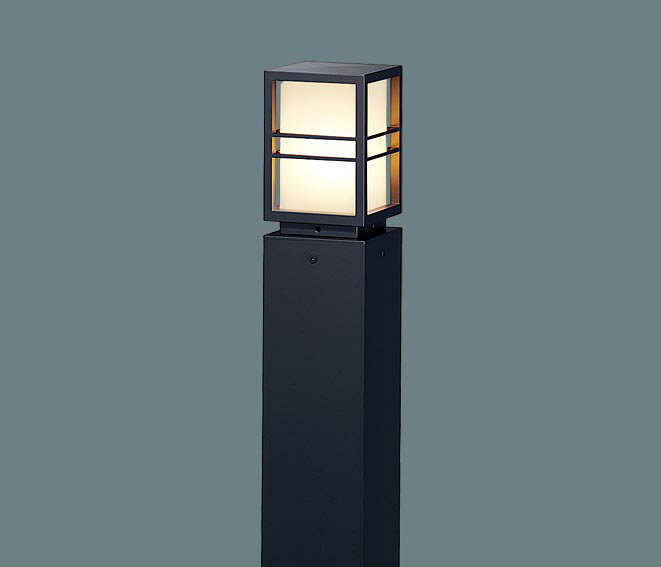 ※ランプは別売です。◆適合ランプ：LED電球（防湿・防雨型器具対応）（E17）◆ランプ寿命40000時間（光束維持率70％）◆幅：□100 mm◆地上高955 mm◆質量：4.6 kg◆電圧：100 V◆【本体】アルミダイカスト（オフブラック）◆【グローブ】ポリカーボネート（乳白）◆【ポール】アルミ（オフブラック）◆ポール径□100◆保護等級：IP23◆地中埋込型、地上高955mm◆LED電球専用商品◆注）調光はできません。◆注）LEDにはバラツキがあるため、同一品番商品でも商品ごとに発光色、明るさが異なる場合があります。【LED照明】 【ランプ別売】 【防雨】 【非調光】検索用カテゴリ9