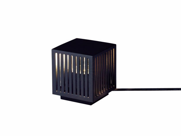 XSZW3714CM1エクステリア lucoeur LEDスタンドライト 下方配光 ストライプタイプケーブル露出タイプ 電源プラグなし 据置取付型 スパイク付 電球色 ゆらぎ点灯[ホタル] 防雨型Panasonic 照明器具 屋外用 ガーデンライト