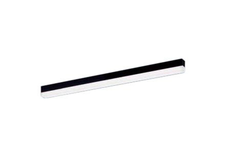 LED内蔵、電源ユニット内蔵LED（白色）色温度：4000K幅：40mm長：900mm高：64mm質量：1.2kg器具光束：3260lm安定器出力型：定格出力型安定器補足：約5〜100%連続調光型電圧：100〜242V消費電力：23W消費効率：141.7lm/W【本体】アルミ（ブラック）【取付板】亜鉛鋼板【カバー】ポリカーボネート（乳白）天井直付型・壁直付型・据置取付型、L900タイプ、sBシリーズ高光束タイプRa83【適合調光器】ライトマネージャーFxNQ28861K＋NQL10161（別売）【適合調光器】ライトマネージャーFxNQ28841K＋NQL10161（別売）【適合調光器】信号線式ライコンNQ21505（別売）【適合調光器】信号線式ライコンNQ21502（別売）【適合調光器】ライトコントロール・信号線式（LED・インバータ蛍光灯用）NQ21595U（別売）【適合調光器】ライトコントロール・信号線式（LED・インバータ蛍光灯用）NQ21592U（別売）【適合調光器】ライトコントロール・信号線式（LED・インバータ蛍光灯用）NQ21585U（別売）【適合調光器】ライトコントロール・信号線式（LED・インバータ蛍光灯用）NQ21582U（別売）【適合調光器】ライトコントロール・信号線式（LED・インバータ蛍光灯用）NQ21535U（別売）【適合調光器】ライトコントロール・信号線式（LED・インバータ蛍光灯用）NQ21532U（別売）セパレートセルコン（A、AN・NTタイプ）との組み合わせ可能●水平天井・壁面(横向き)・据置取付専用注）適合調光器をご使用ください。注）一般屋内用器具です。屋外環境（軒下など半屋外を含む）や腐食性ガスの発生する場所、太陽の光が直接器具に当たる場所では使用できません。注）LEDにはバラツキがあるため、同一品番商品でも商品ごとに発光色、明るさが異なる場合があります。【LED照明】 【ベースライト】 【LED直付】 【カバー付き】 【白色】 【調光可】検索用カテゴリ363