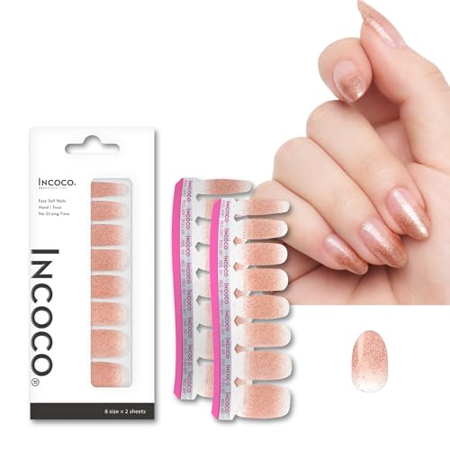 ネイルシール 貼るだけ ジェル風 硬化不要 簡単 フットネイル マニキュア ネイルチップ インココ INCOCO サンビームキス・クリアベースの先端に、コッパ―カラーの細やかなラメを散りばめたグラデーショングリッターネイルです。 指先を彩る柔らかなラメは程よい光沢で、どんなシーンにも合わせやすい。暖かい日差しに照らされたように手もとにふわっと光を集めます。・【貼るだけの簡単セルフネイル！】INCOCO（インココ）は、液体マニキュア成分からできたネイルシートです。乾かす時間や塗りムラの心配もいらず、手軽にリアルなマニキュア・ペディキュアを楽しめます。落とすときは除光液で手軽にオフできるので、旅行の時だけや1日だけネイルを楽しみたい時にも是非オススメ。一般的な「ネイルシール」では実現できないネイルポリッシュ本来の色ツヤと質感を実現します。・【まるでサロンのような仕上がり！】インココは、液体マニキュアのベース、カラー、トップコートの3層を特殊技術で1枚のソフトシート化したもの。貼るだけで簡単にハイクオリティなツヤとモチを実現し、サロン級のネイルが完成します。仕上げのトップコートも、ジェルネイルに必要な硬化ライトも不要。速乾、自然な仕上がりです。デザインはシンプルなものから大人っぽいもの、セルフネイルでは難しい繊細なものまで種類豊富で、ギフトにもオススメです。・【フィット感もモチも抜群！】インココはシールとは違い、液体マニキュアをシート状に加工したもの。薄く柔らかいシートが爪のカーブにしっかりフィットし、吸い付くような密着感があります。爪の根元に合わせてシートを乗せたら、はみ出た部分は指先でカット、フットネイルにも使えます。インココはテクニックも時間もいらず、つけたての美しさが約10日から2週間持続。（フットネイルは長持ちすることが多いですが、ライフスタイルや爪の状態などで個人差があります。）・【ハンド＆フット兼用】シートの端は上下で幅やカーブが異なるので、爪の形状に近いものを選んでください。また、インココのシートは指でカットしたり、優しく伸ばして爪にフィットさせることができます。爪に合いそうなシートを選んだら調整がきくので、インココは手足兼用でお使い頂けます。＜注意点＞インココはシート化した液体マニキュアのため、空気に触れると乾燥します。開封後はお早めにお使いください。（貼り付かなくなります。）ブランド: Incocoメーカー: Incoco型番: Clear-01JAN: 4537167606975