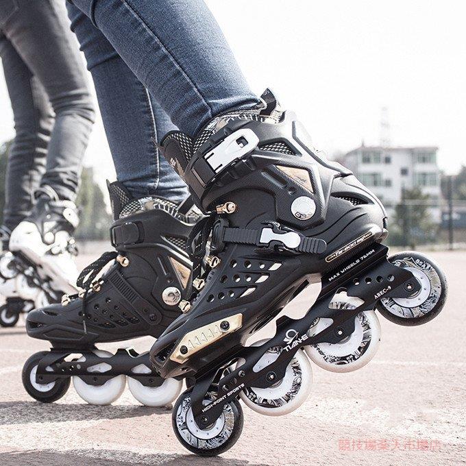 表地素材：メッシュ?PP?PU?TPR裏地素材：スポンジローラー素材：ABEC-7、PU生産国：中国カラー：ブラック、ホワイト セット内容 ?インラインスケート本体?プロテクターセット（ *1、エルボーパッド*2、ニーパッド*2、リストガード*2）?メンテナンス用部品?バリケード*5（カラーはランダムとなります）?バックパック*1