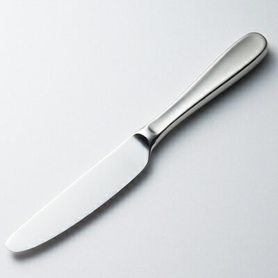 【特徴】 ●ほどよい重量感と流れるようなフォルムのカトラリー。 【商品詳細】 全長：約180mm 材質：ステンレス ■山崎金属工業（YAMACO）の商品一覧 カトラリー 一覧 ナイフ フォーク スプーン バターナイフ その他リリアン　テーブルナイフ　HH リリアン　テーブルフォーク リリアン　テーブルスプーン リリアン　デザートナイフ　HH リリアン　デザートフォーク リリアン　デザートスプーン リリアン　デザートスープスプーン リリアン　フィッシュナイフ　HH リリアン　フィッシュフォーク　共柄 リリアン　フィッシュソーススプーン リリアン　フルーツナイフ　HH リリアン　フルーツフォーク　共柄 リリアン　ティースプーン リリアン　コーヒースプーン リリアン　デミタススプーン リリアン　ヒメフォーク リリアン　ケーキフォーク リリアン　ケーキスプーン リリアン　バターナイフ リリアン　バタースプレーター リリアン　シュガーレードル リリアン　アイスクリームスプーン リリアン　ソーダスプーン リリアン　メロンスプーン リリアン　グレープスプーン リリアン　ブイヨンスプーン リリアン　サラダフォーク リリアン　オイスターフォーク リリアン　カクテルフォーク リリアン　ソースレードル　40cc リリアン　グレビーレードル　20cc リリアン　サービススプーン リリアン　サービスフォーク リリアン　ケーキサーバー リリアン　スープレードル大　110cc リリアン　スープレードル小　70cc
