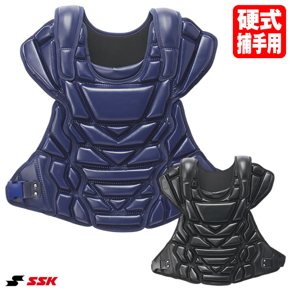 キャッチャーの胸部・腹部をしっかり保護する高性能防具です。衝撃吸収性に優れたパッド構造を採用し、硬式ボールやファウルチップから体を守ります。軽量設計で長時間の試合や練習でも負担が少なく、キャッチングやブロッキングなどの動作もスムーズ。フィット感の高い形状でズレにくく、プレー中の安全性と快適性を両立しています。耐久性にも優れ、公式戦から練習まで幅広く活躍する、信頼性の高い硬式用プロテクターです。 ■カラー ネイビー（70） ブラック（90） ■サイズ (A)425×(B)580mm ■重量 670g平均 ■素材 ［表］ 人工皮革 ［裏］ ポリエステル ■付属品 収納袋 ■原産国 日本 ●ワンタッチバックル 【注意事項】 ●ご注文確定後のお客様都合によるキャンセル・返品・交換はお受けできません。 ●ご注文内容に不備がある場合、キャンセルや発送延期となる可能性があります。 ●パソコン・スマホなどのディスプレイ環境によって、商品の色味が実物と異なって見える場合があります。 【在庫について】 この商品は［取り寄せ商品］です。定期的に在庫情報を更新していますが、ご注文のタイミングによりメーカー在庫切れとなる場合があります。 メーカー希望小売価格はメーカーカタログに基づいて掲載しています