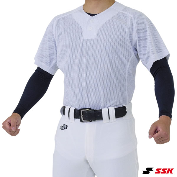 軽量で動きやすさにこだわった3Dユニフォーム2ボタンメッシュシャツ。 ■カラー ホワイト ■サイズ S、M、L、O、XO、XO2 ■素材 ポリエステル100% ■原産国 ベトナム 【注意事項】 ●ご注文確定後のお客様都合によるキャンセル・返品・交換はお受けできません。 ●ご注文内容に不備がある場合、キャンセルや発送延期となる可能性があります。 ●パソコン・スマホなどのディスプレイ環境によって、商品の色味が実物と異なって見える場合があります。 【在庫について】 この商品は［取り寄せ商品］です。定期的に在庫情報を更新していますが、ご注文のタイミングによりメーカー在庫切れとなる場合があります。 メーカー希望小売価格はメーカーカタログに基づいて掲載しています