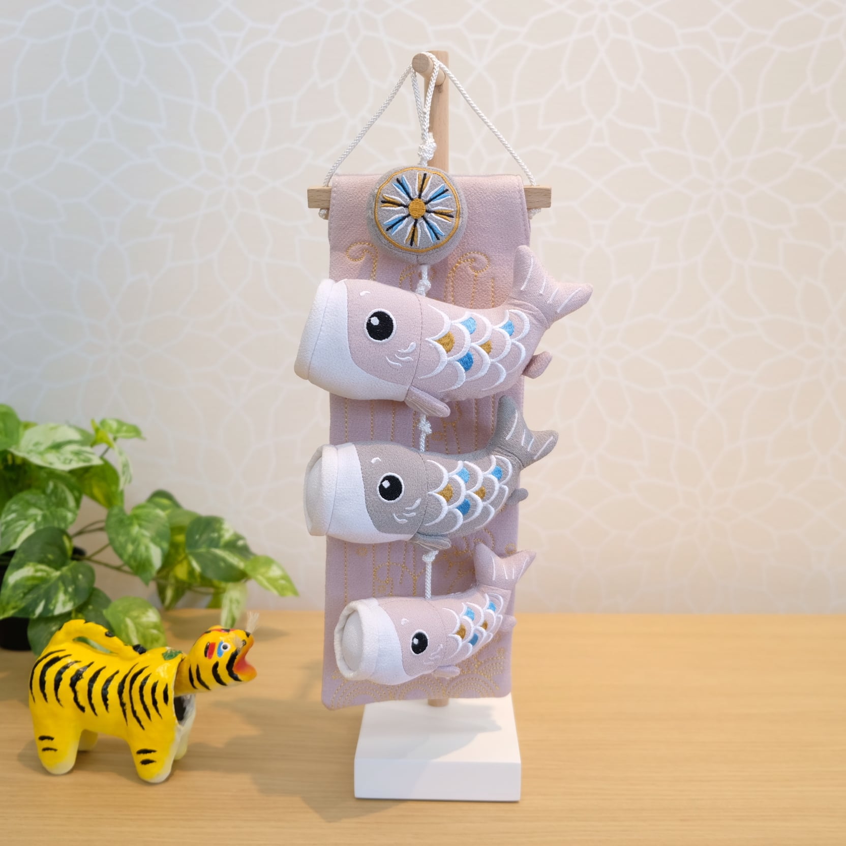 室内鯉のぼり　あずき色3 ＜サイズ＞間口10cm×奥行12cm×高さ45cm ちりめん生地のかわいい室内鯉のぼりです。 五月人形の隣に飾っていただいても単体で飾っていただいてもどちらでも飾れます。 室内鯉には飾り台がつきます。 ■本商品は職人がひとつひとつ丹念に創り上げた手作りの物です。商品作成時期により、部品、デザインは写真と多少異なる場合があります。予めご了承下さい。 手作り特有の傷や擦れ等ある場合がございますが、ご了承くださいませ。手作り特有の感触、美しさをお楽しみください。 -------------------------------------------