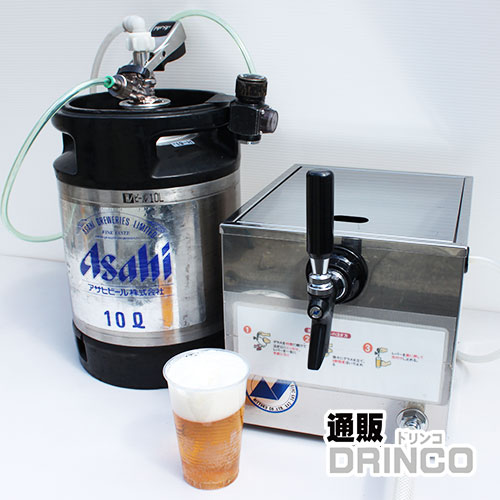 ●貸出内容 アサヒスーパードライ 10L ミニガス 1本 ビールサーバー ●ご用意いただくもの 氷(ロックアイスもしくは板氷5kg程度) バケツ(氷の解けた水をうけるもの) ●貸出期間 2泊3日の貸出 ご利用日の前日着→ご利用日→翌日発送返却 【ご返却はご利用日の2日以内でお願いします】 延長をご希望される方は 「ビールサーバーレンタル 延長一日」 をご利用ください 往復送料込み(北海道・沖縄は1注文につき+3880円、東北は1注文につき+800円) ご自宅、会社もしくは郵便局留めで受け取り可能です。 5401 ビール以外でご利用されたい方は、他のプランもご準備しております。 また、サーバーのみプランと樽のみを組み合わせいただければ色々なパターンでお楽しみいただけますビールサーバーをお試しください お祭り、野球大会、イベント、展示会で大活躍の生ビール！ 缶ビールは、いつでも飲めますが、 ビールサーバーがあれば本格派の生ビールを楽しめます。 差し入れや、ギフトのように使われる場合もあります。 お店の生ビールが美味しいワケ？ 基本的に樽と瓶や缶の中身は同じものです。 ではなぜお店のビールが美味しく感じられるのか・・・・ それはビールの「鮮度」と「泡」に違いがあります。 樽生ビールは一般的に飲食店で使われていますので 回転が早い為、鮮度の高いものが出回っています。 また光を通さない樽で保存する為、鮮度が落ちにくくなっています。 そして、サーバーで提供されたビールは炭酸ガスでビールを押し出すため、 ビールの量が減っても気が抜けず、 酸素と触れないため樽内部のビールが酸化しにくくなります。 さらに、きめ細かい泡が作ることで、ビールに蓋ができ、 美味しさが持続する。というわけです。 美味しいビールを飲みたい。でも一体どうやって・・・。 「レンタルすれば準備はOK!あとは設置のみ」 ビールサーバーの設置方法 ・このような内容で配送されてきます ・サーバーヘッドと樽を接続します ・ガスを接続します ・氷を入れてください（溶けた氷を受ける為にバケツを置く） *詳しい設置マニュアルは荷物に同梱しています 設置ができたら、注ぐ練習をしてみましょう。 （サーバーから出た最初の20秒間のビールは、バケツで受けて捨ててください） レバー操作は手前がビール。奥が泡。とても簡単！ たったこれだけで準備はOK！とにかく氷を切らさないのがポイント。 ビールがぬるくなると、途端にあわだらけになってしまい 折角のビールが台無しになってしまいます。 逆にいうと、冷やし続ければずっと美味しいビールが楽しめるというわけです。 【 お飲み物の量の目安 】 容量：ジョッキ 7L 17杯 10L 25杯 20L 50杯 *** 関連商品 ***【レンタル】 ビールサーバー ・ アサヒ スーパードライ 10L ・ アサヒ スーパードライ 19L ・ アサヒ スーパードライ 38L (19L×2本） ・ アサヒ スーパードライ 57L (19L×3本） ・ 樽ハイクラブ レモン 10L ・ ビールサーバーのみ (ビールはついていません) アサヒ サントリー サッポロ タイプ ・ ビールサーバーのみ (ビールはついていません) キリン タイプ ・ レンタルビールサーバー 延長一日 ・ ガスカートリッジ 樽生用 1本 ・ ガスカートリッジ 樽生用 5本セット その他「レンタルビールサーバー」はこちら