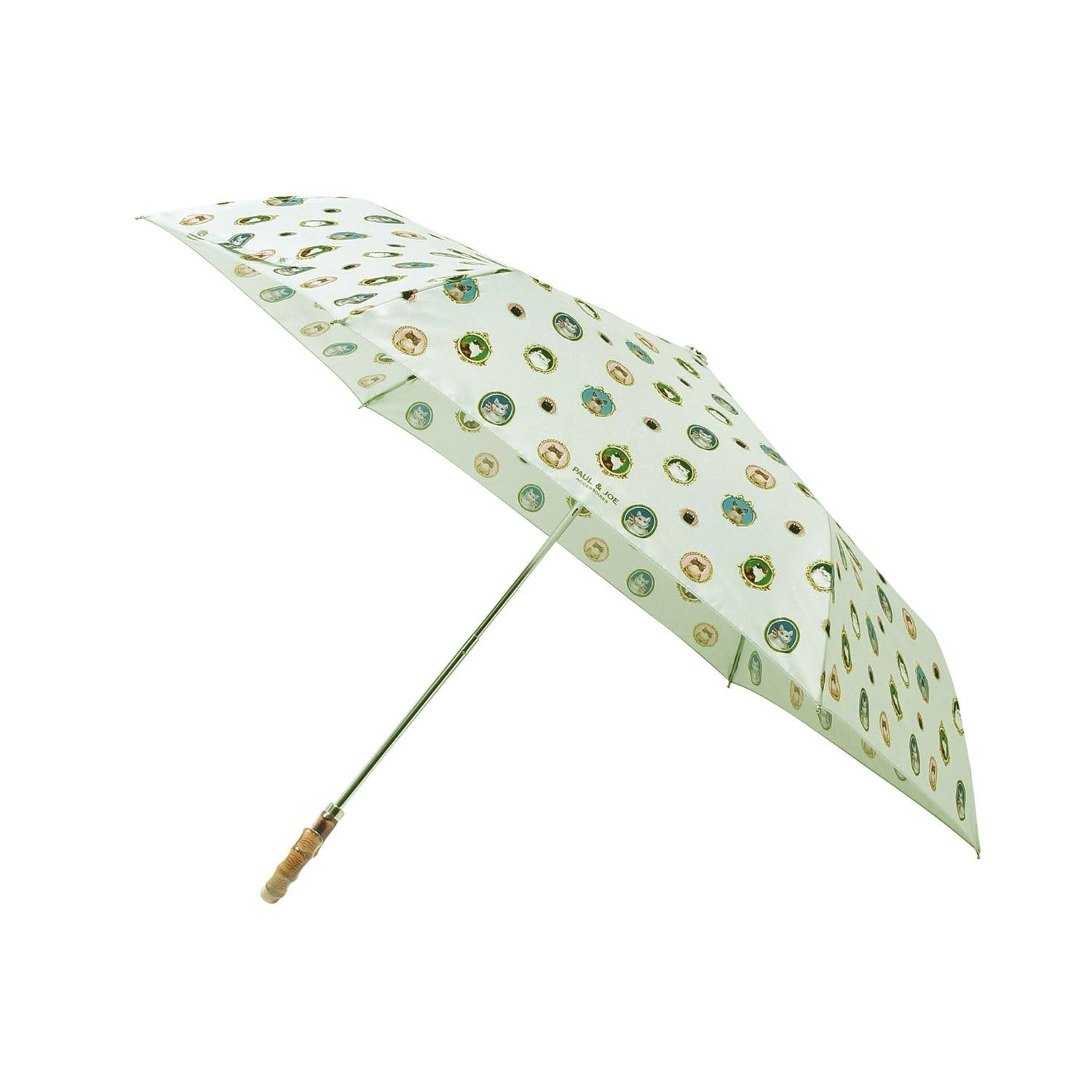 • ポリエステル100％ 親骨:55cm 全長:約63cm 広げたサイズ:約97cm 重さ:約208g • フランスのファッションブランド「PAUL & JOE ACCESSOIRES」の雨傘です。UVカット付きで、紫外線対策としてもお使いいただける雨傘です。 • キャットカメオの転写プリントがクラシカルで愛らしい雰囲気の折り畳み傘。柄を全体的に配置しつつ、落ち着きのあるカラーリングで上品な雰囲気を演出するデザイン。クラシカルなバンブーハンドルとシルバーの中棒が高級感を漂わせます。紫外線防止加工で日焼け対策にも重宝するアイテムです。 • 記念日・誕生日・クリスマス・母の日・父の日・敬老の日・ホワイトデー・バレンタインデーなどのプレゼントとしても最適です。 • この商品は、ライセンス契約により、ムーンバット株式会社が 企画製造したです。