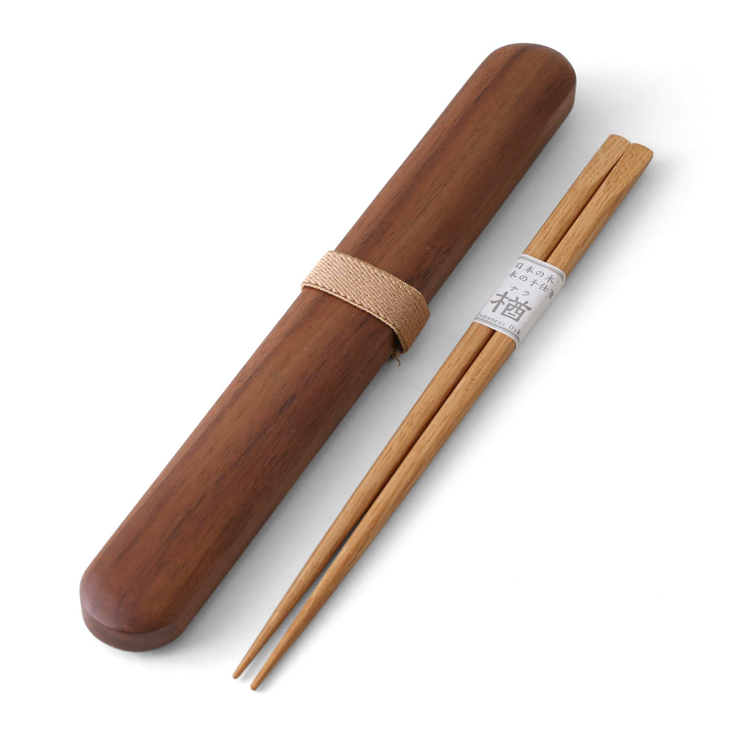 • ■素材／原料　：箸箱/ウォールナット、箸/楢　ウレタン塗装■サイズ　：箸箱/W32×D258×H16mm、(内寸D235×H15mm)　箸/235mm■原産国　：箸/日本　箸箱/素材 アメリカ産ウォールナット　木地加工・仕上げウレタン塗装 中国 ■食器洗い機ご使用不可■電子レンジご使用不可■天然素材を使用している為、実際の色、質感、サイズに多少の差があります。予めご了承下さい。■ご使用のパソコンのモニターによって、実際の商品と色柄が異なって見える場合があります。予めご了承下さい。■長時間に渡る漬け置き洗いはお避け下さい。
