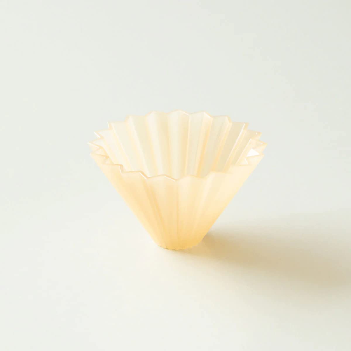 • 軽量、耐衝撃性に優れ、気軽に持ち運びが出来るAS樹脂製のORIGAMIドリッパーです。冷めにくく、抽出時の湯温を維持しやすいのも利点です。 • ＜プロにも選ばれ続ける安定品質＞ORIGAMIは、日本有数の陶磁器の産地である岐阜県美濃地方で製造されています。熟練の職人による手仕事と最新設備のテクノロジーの融合によって、高品質で安定したフロタクトの提供を可能にしています。 • ＜バリスタの仕事をサポートする機能性＞ORIGAMIが目指すのは、バリスタにとって真に実用的な道具であること。つまり、扱いやすいこと、頑丈であること、一杯のコーヒーの価値をあげること、お店にフィットすること。そのすべてを実現します。 • ＜ドリッパーair＞サイズ：Φ120×70H/底穴Φ25　【材質】AS樹脂/食洗機使用可/ 日本製 ※専用箱に入れてお届けします。 • ※こちらの商品はお客様のご都合による返品・交換を承ることはできません。