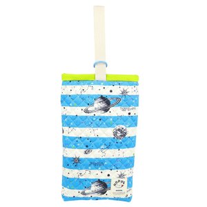 • 【カラー】 しましまspaceブルー • 【サイズ】 縦30cm×横16cm×マチ4cm（開口部20cm） • 【素材】 コットン100％(キルティング加工) • 【仕様】 内側ネームタグあり、Dカン付き • 【生産国】 日本製