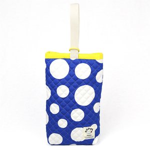 • 【カラー】 ネイビードット • 【サイズ】 縦30cm×横16cm×マチ4cm（開口部20cm） • 【素材】 コットン100％(キルティング加工) • 【仕様】 内側ネームタグあり、Dカン付き • 【生産国】 日本製