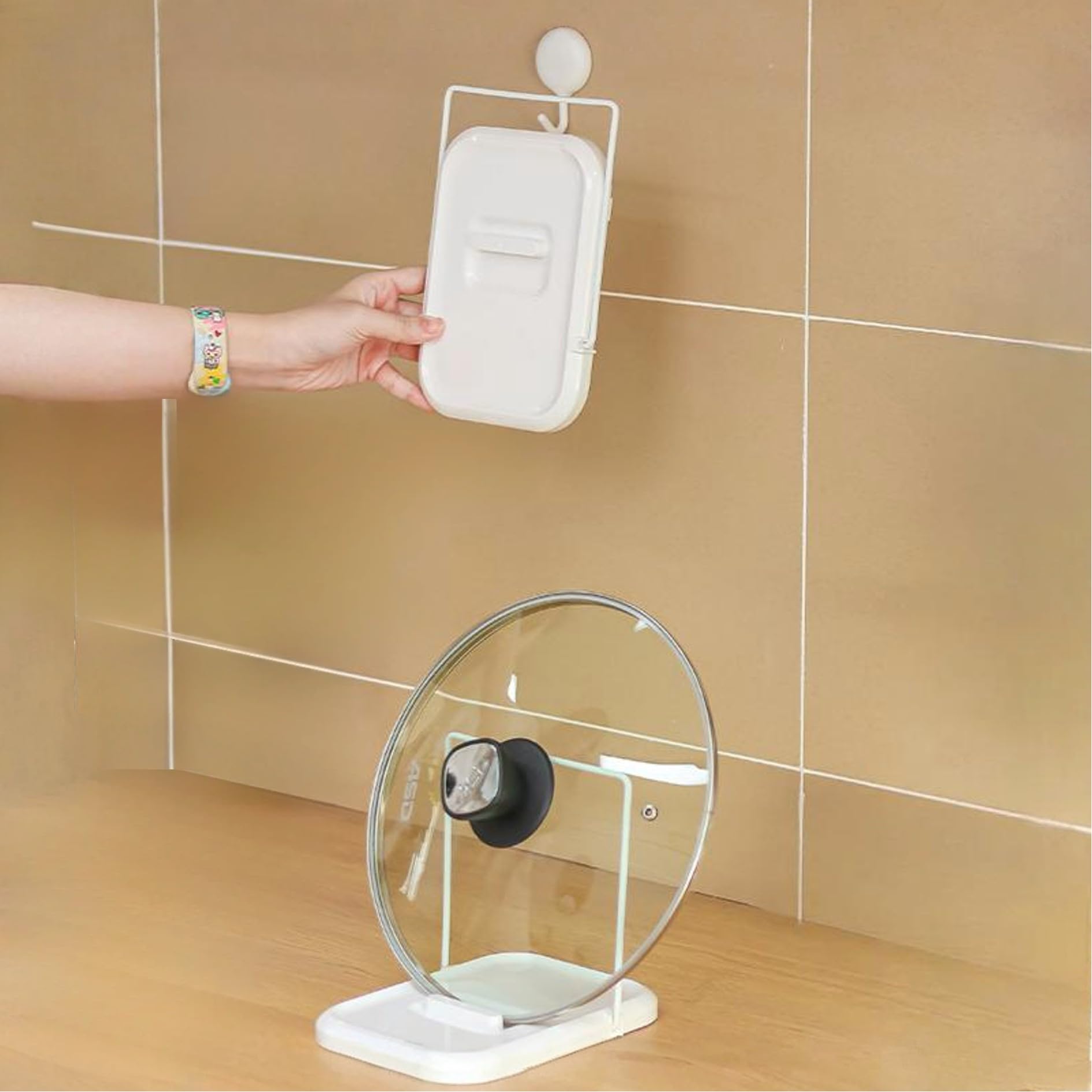 • 【鍋蓋スタンド】鍋蓋スタンドその主な機能は鍋の蓋を安定的に支持し、鍋の蓋を安定的に台所のテーブルに置くことができ、鍋の蓋が滑り落ちたり傾いたりするのを効果的に防止し、火傷や損傷を避け、台所の安全性を高めることである。 • 【フレキシブル収納】鍋蓋スタンド独自の折りたたみデザインを採用し、使わないときに収納しやすく、省スペース。壁をかける取り付けにも対応しており、柔軟な話は異なるキッチンレイアウトに対応しており、壁に取り付けてもテーブルに置いても、蓋を丸めて収納することができます。 • 【頑丈で耐久性がある】鍋蓋スタンドそれは頑丈で耐久性のあるABS材質を選んで、荷重能力が強くて、安定して鍋の蓋を支えて揺れないことができて、しかも摩耗、腐食に耐えて、使用寿命が長くて、長い時間台所に信頼性のある支持と収納機能を提供することができます。 • 【多機能設計】鍋蓋スタンド底部に滑り止めマットを備え、蓋の滑り落ちを効果的に防止することができ、先端突起の切り欠き設計ではスコップスプーンなどの調理器具を置くことができ、それがテーブルに接触して不潔にならないようにし、台所用県により清潔に置くことができ、衛生的で、使用がより便利になる。 • 【ホルダー付き】鍋蓋スタンドのサイズは縦19.5センチ、横15センチで、スタンドを持っているので、テーブルスペースをあまり占有しません。このコンパクトなデザインはキッチンを清潔に見せるだけでなく、使用者の日常使いや清潔さにも便利です。