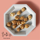 名称：菓子原材料名：砂糖（てん菜糖（北海道）、コーン（遺伝子組み換えでない）、麦芽糖、落花生、植物油脂、バター（乳成分含む）、生クリーム、食塩／レシチン（大豆由来）内容量：350g賞味期限：パッケージに記載保存方法：高温多湿を避け涼しいところで保管してください販売者：有限会社　月ヶ瀬広島県広島市中区堀川町1−30 クオンクビル加工者：有限会社　月ヶ瀬広島県広島市東区曙1丁目1番35号栄養成分表示：100g当たり熱量：451Kcalたんぱく質：2.7g脂質：12.4g炭水化物：82.1g食塩相当量：0.3g（推定量）バターと生クリームをたっぷり使って濃厚でまろやかな味わいです。 味付けは原料（シーズニングを一切使わず、天然素材を独自にブレンド）をじっくり煮詰め、たっぷりとポップコーンにからめておりますので、一粒一粒にしっかりと味がのっております。 熱風で弾かせている（エアーポップといいます）ので余分な油を使わず健康的です。