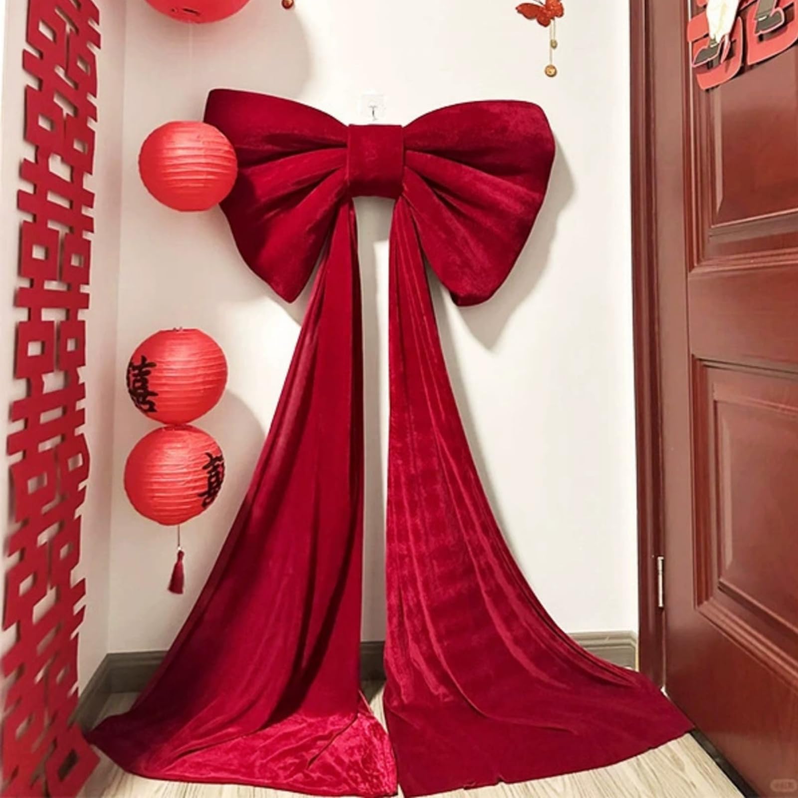 結婚式とパーティーのための特大の赤いぬいぐるみ弓の装飾を背景にクリスマスツリーの壁の装飾オーマネ..