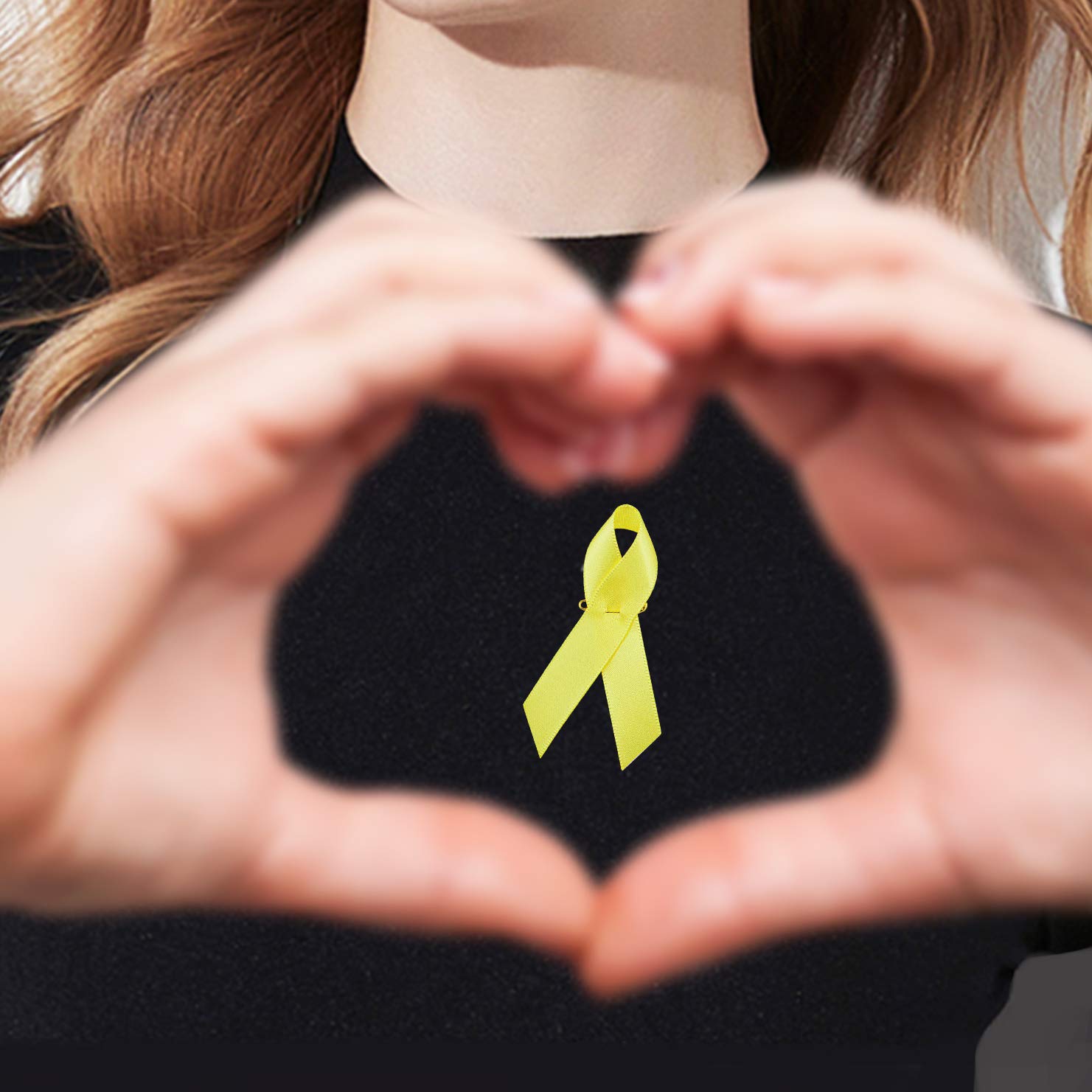 100のPC イエローリボンサテンピン 膀胱がん小児がんの認識 男性と女性のための安全ピン付きの黄色いブローチ, 7.5×4cm(3)