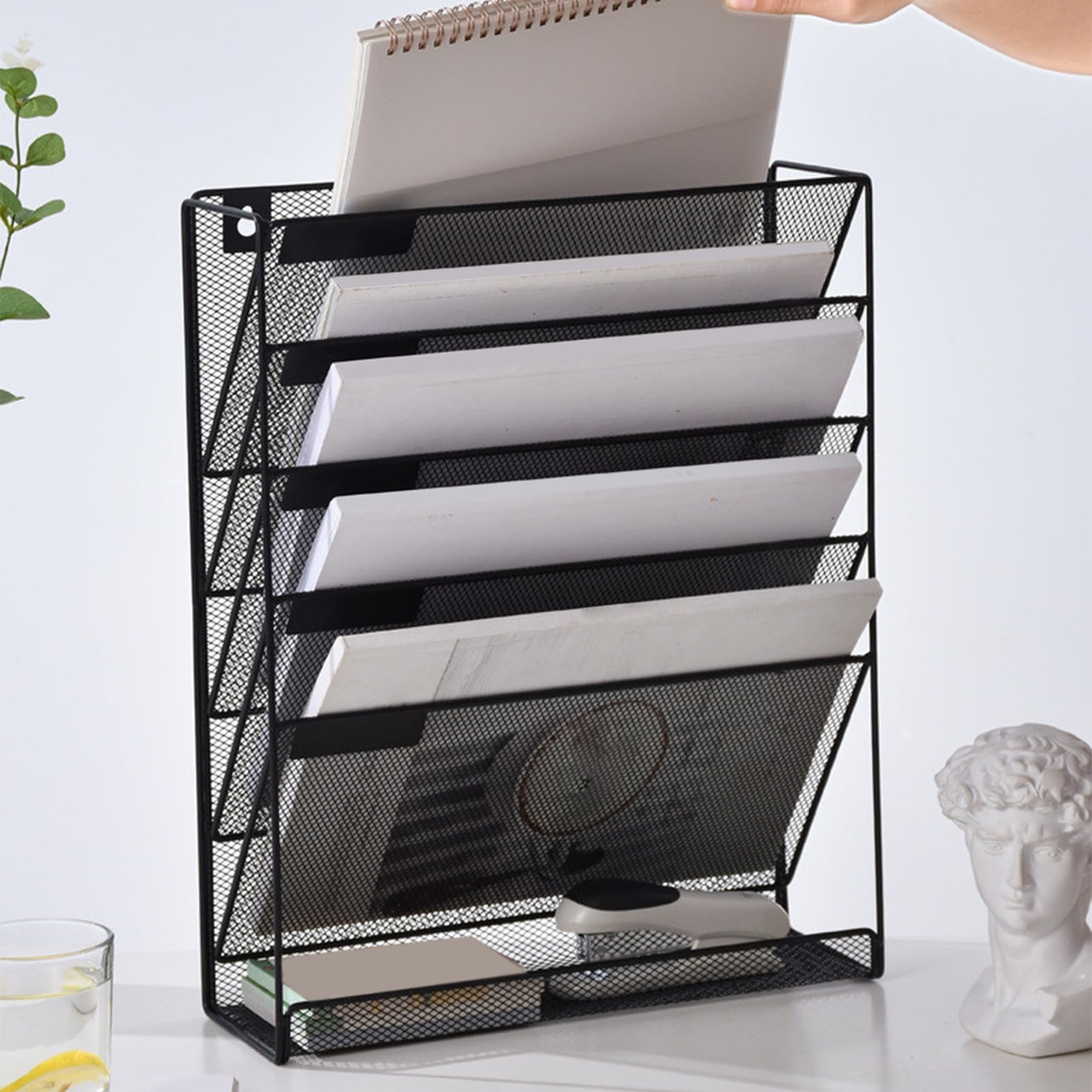 ドキュメントホルダーラック - 壁に取り付けられたファイルオーガナイザー、オフィスペーパーソーター|空間保存垂直設計構造、強化されたスチールマテリアルビルド、ワークスペース用のラベルパネル付きの簡単なアクセスポケット(3)