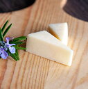 ナチュラルチーズ 商品名 チェダーチーズ 種類別 ナチュラルチーズ 原材料名 生乳（茨城県産）、食塩 内容量 90g 賞味期限 製造日より40日間（未開封）別途商品ラベルに記載。 保存方法 10℃以下で保存（要冷蔵） アレルギー情報 乳 本品製造工場では、ゼラチン（通年）・キウイフルーツ（11月-1月）を含む製品を生産しております。 製造者 有限会社筑波ハム 茨城県つくば市学園の森3-21-1 備考 開封後は賞味期限にかかわらず、できるだけ早めにお召し上がりください。 対象エリア 【あす楽対応_東北】 【あす楽対応_関東】 【あす楽対応_東海】 【あす楽対応_甲信越】 【あす楽対応_北陸】 上記エリア内にても時間指定をされた場合には、あす楽対象外になる地域があります。 時間 当日正午までのご注文 ※毎週火曜日は定休日のため翌営業日の対応となります。 （火曜日が休日の場合は水曜日） 備考 ご注文時には、「あす楽について」の内容を必ずご確認ください。 ギフト包装 のしをおかけしてのお届けはギフト箱ご購入時のみとなります。ギフト包装（のしも含む）は別途385円かかります。 ギフト箱のお買い求めはこちらから ギフト対応 のし対応 季節の贈り物や帰省の手土産、ご当地の名産品として茨城県&nbsp;や&nbsp;つくば市&nbsp;のお土産、日々のちょっとした贈り物、一人暮らしの方や、ご年配の方へのプレゼントなどにもご好評いただいております。 お父さんやお母さんへのプレゼントにもどうぞ！ 筑波ハムのギフトセットは様々な贈り物にお使いいただけるよう、ご用途にあわせたのしやラッピングをご用意しております。 ●夏ギフト 冬ギフト など季節のごあいさつ贈り物に お中元 御中元 暑中見舞い 残暑見舞い お歳暮 御歳暮 寒中見舞い お年賀 お年始 クリスマスプレゼント バレンタインデー ホワイトデー →クリスマス、バレンタイン、ホワイトデーのプレゼントには特別なラッピングをご用意しております ●記念日のお祝いに お誕生日 母の日 父の日 敬老の日 還暦祝い 古稀祝い など 長寿祝い 金婚式 銀婚式 など 結婚記念日 →母の日、父の日には特別なラッピングをご用意しております。 ●内祝い お返し など、 ご祝儀 のお品に ウェディングギフト ブライダルギフト 結婚祝い 引き出物 引出物 結婚引き出物 結婚引出物 出産祝い 成人式 就職祝い 入園祝い 入学祝い 卒園祝い 卒業祝い 新築祝い 上棟祝い 引っ越し祝い 引越し祝い 開店祝い 退職祝い 二次会 披露宴 結婚内祝い 快気祝い 快気内祝い 全快祝い 出産内祝い 引越し内祝い 新築内祝い 入学内祝い 入園内祝い 卒園内祝い 卒業内祝い 就職内祝い 七五三内祝い 初節句 内祝い 開店内祝い →別途、弊社へご郵送いただければお客様作成の「メッセージカード」や「お手紙」も同梱いたします。 ●日々のちょっとした贈り物・手土産に 御祝 御礼 ごあいさつ ご挨拶 粗品 お遣い物 贈答品 進物 お返し お見舞い お見舞御礼 御祝い お餞別 引越し 引越しご挨拶 心ばかり 記念品 卒業記念品 定年退職記念品 ゴルフコンペ コンペ景品 景品 賞品 備考 ご注文時には、「ギフト対応について」の内容を必ずご確認ください。 ※ご自宅へのお届け時には発泡ギフト箱＋保冷剤＋手提げ袋付となります。自家製 チェダーチーズ イギリスを代表とするセミハードタイプのチーズ。 チェダーチーズの特徴のチェダリング工程を丁寧におこなってから、20ヶ月以上もの長い熟成期間を経て作られるので凝縮した熟成の味わい、そして深くてコクのある風味が味わえる筑波ハム、自家製のチェダーチーズです。 その長い熟成期間 長期熟成で作られる凝縮した味わい、深いコクが特徴の自家製チェダーチーズです。 ホエーを抜き終わったカード（凝固成分）を何度もこねる「チェダリング」をはじめ、機械を使わず手作業で作られます。 熟成期間中も綿密な温度・湿度管理を行い細心の注意を払っています。 かけた時間だけが作り出す美味しさをお楽しみください。 注意事項 お品物は簡易梱包でお届けします。 ギフト包装・お熨斗がけが必要な場合は別途ギフト箱（385円）が必要となります。 あす楽注意事項