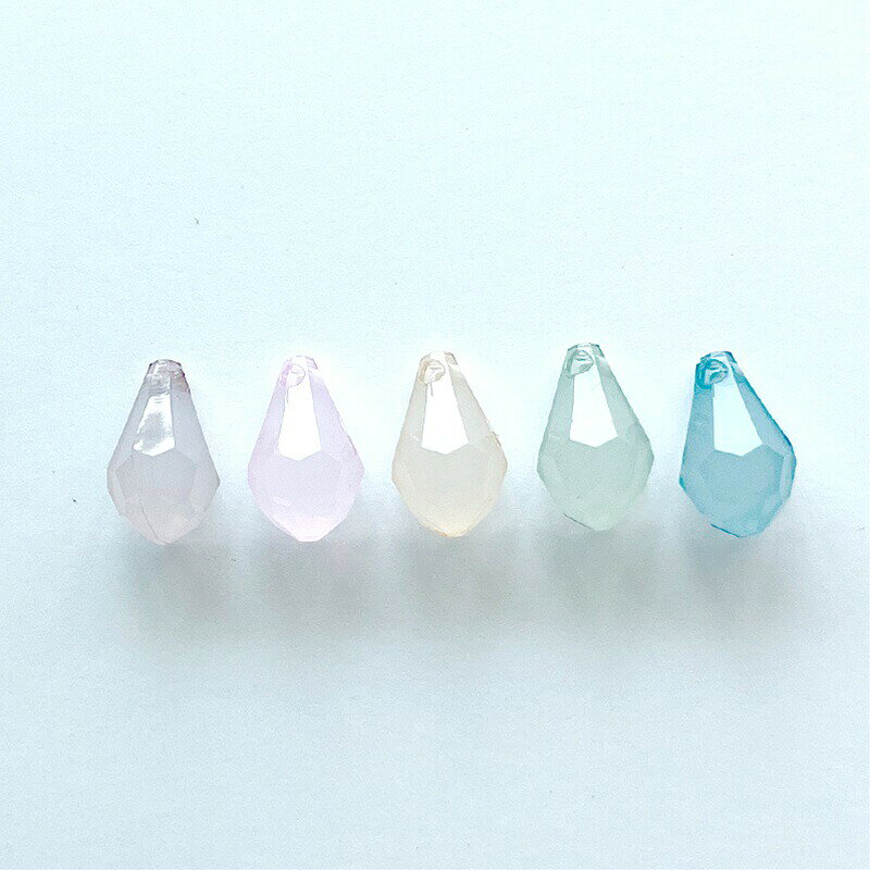 アクリル素材でとても軽いのでボリュームのあるアクセサリーにもおすすめです。 アクリル製品は管を通して型にアクリルを流して作成しますが、その管を切り離した際に傷のようなものが残る場合がございます。予めご了承頂いた上でご注文下さい。 気になる方はご注文前にお問い合わせ下さい。 ※商品により、染めムラ、色ブレがある場合がございます。