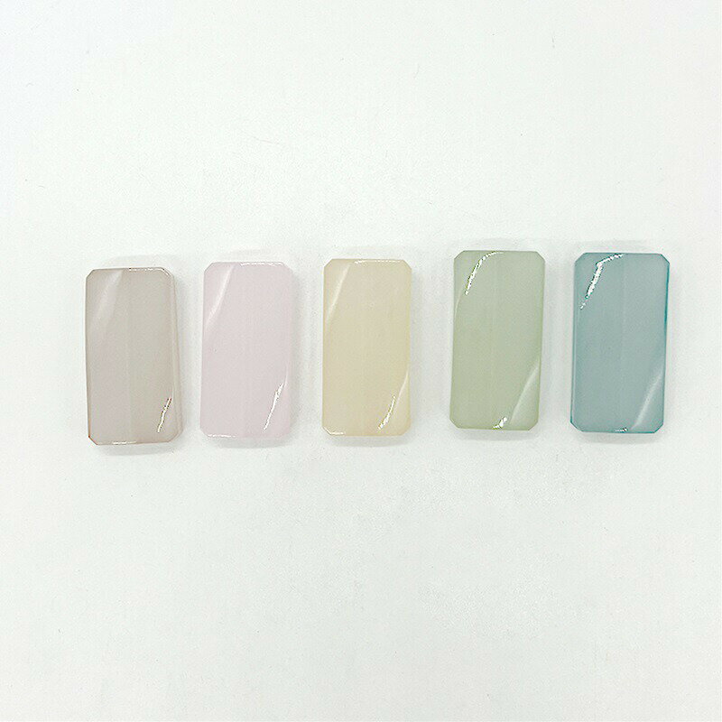 アクリル素材でとても軽いのでボリュームのあるアクセサリーにもおすすめです。 アクリル製品は管を通して型にアクリルを流して作成しますが、その管を切り離した際に傷のようなものが残る場合がございます。予めご了承頂いた上でご注文下さい。 気になる方はご注文前にお問い合わせ下さい。 ※商品により、染めムラ、色ブレがある場合がございます。