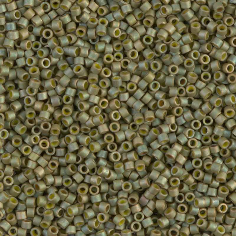 【サイズ】11/0外径：約1.6mm 穴の大きさ：約0.8mm 糸が通りやすいよう穴が大きめであり、ガラスの部分が薄く軽いビーズです。 ビーズ織り・ビーズステッチに適しています。 ※製造ロットにより、同じ品番でも多少の色違いが生じる場合があります。予めご了承ください。