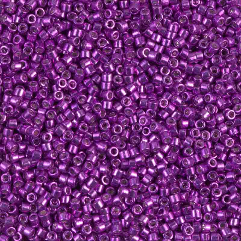 【サイズ】11/0外径：約1.6mm 穴の大きさ：約0.8mm 糸が通りやすいよう穴が大きめであり、ガラスの部分が薄く軽いビーズです。 ビーズ織り・ビーズステッチに適しています。 ※製造ロットにより、同じ品番でも多少の色違いが生じる場合があります。予めご了承ください。