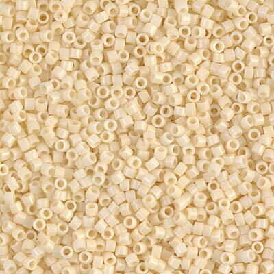 【サイズ】11/0外径：約1.6mm 穴の大きさ：約0.8mm 糸が通りやすいよう穴が大きめであり、ガラスの部分が薄く軽いビーズです。 ビーズ織り・ビーズステッチに適しています。 ※製造ロットにより、同じ品番でも多少の色違いが生じる場合があります。予めご了承ください。