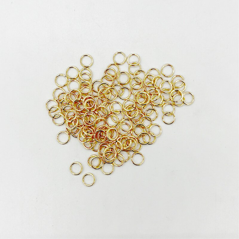 当店ではゴールドフィルド素材のパーツを豊富にご用意しております！ サイズ：0.76X3mm(4004455) 　　　　0.76X4mm(4004460) 　　　　0.76X5mm(4004472) 【ゴールドフィルド（KGF）とは】 総質量の5％相当の14金を張り合わせている素材です。 ゴールドフィルドは金の厚みが多い分、 金メッキ製品よりも格段に変色しにくく、輝きが長持ちします。 ゴールドの膜が厚く錆びや剥がれが起こりにくいため、 金属アレルギーを持っている方にもオススメです。 ※入荷時期により色味が若干異なる場合があり、掲載されているカラーと異なる場合がございます。(パーツによって、他のパーツと色のバラつきが生じる場合がございます。) 予めご了承ください。