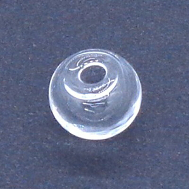 ビーズやパールを入れてカシャカシャアイテムを作ったり、 ハ—バリウムやレジンアートにも使用できる、片穴のガラス製ドームです。 穴部分に皿付きピアスやカン付きプレート等を接着し塞いで使用します。 (※ドームの穴より少し大きめのプレートを使用してください。) 【サイズ】 16mm 穴：約4mm(商品によって多少前後します) その他のサイズはこちらから →球体片穴　10mm / 18mm →ハート型　17mm