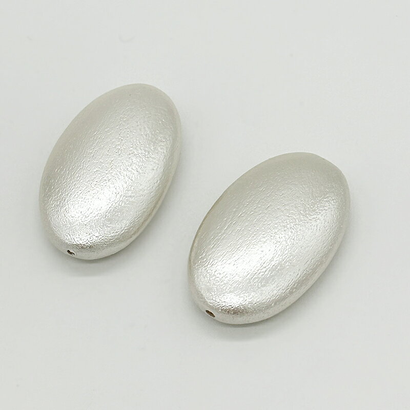 順次、画像の通り商品の切り替えを致します。ご確認の上ご購入ください。 天然木をひとつひとつカッティングし、パール加工を行いました。 人工素材では表現することが出来ない温かみのあるテクスチャー（表面の質感あ）は、素朴ながらも高級感・存在感をプラスします。 天然素材を加工しているため、ひとつひとつサイズ・形が異なります。 またロットにより色の濃淡が生じます。 以上の点、十分にご理解頂いたうえでのご購入をお願いいたします。 商品名 ウッドパール(ナツメ型) カラー キスカ サイズ 約10x16mm 約14x23mm 約18x30mm 入数 約10x16mm(2個) 約14x23mm(2個) 約18x30mm(1個) ご注意ください ※後染めの商品の為、ロットによって色味が異なる場合がございます。 ※ロットにより多少カラーが異なる場合がございます。 ※キズや汚れが見られる場合がございます。予めご了承ください。 ※モニターやブラウザの設定により実際のものと色が異なる場合がございます。 ※原材料高騰により等に伴い価格を変更させていただく場合がございます。 ※パッケージが変更する場合がございます。