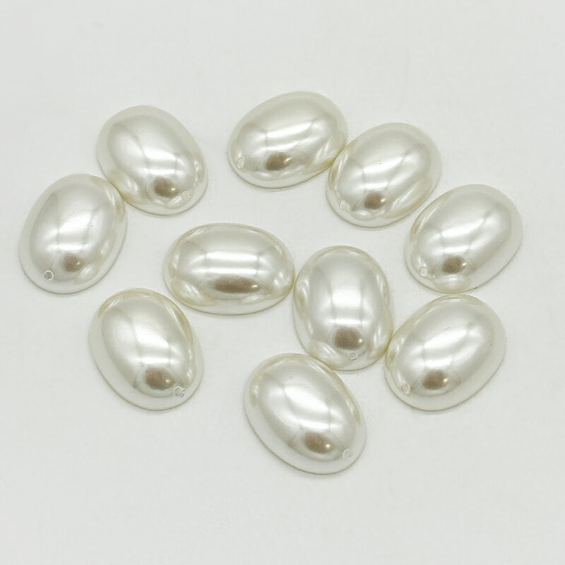 縫い付け用のプラスチック製パールです。裏は平らです。 両端2ヶ所に縫い付け用の穴が開いています。 【サイズ】 10x12mm 10x14mm 12x16mm 13x18mm 15x20mm 18x25mm 22x30mm