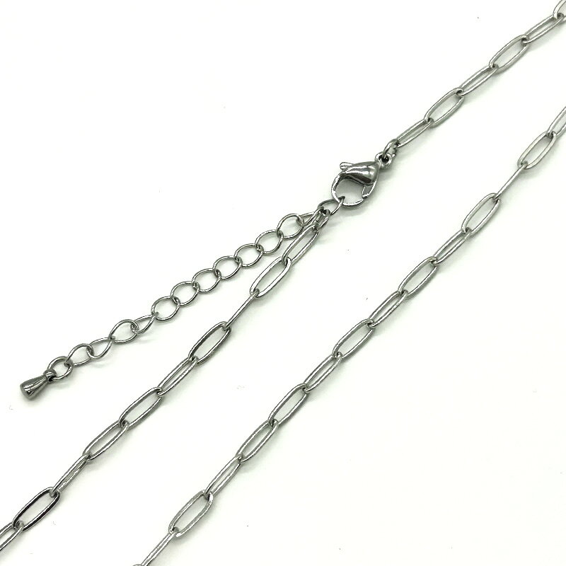 ネックレス(長小判チェーン) ステンレス製のチェーンネックレスです。 サイズ： 太さ約4mm 線径：約0.5mm 全長 45cm/60cm ステンレス素材について ◇錆びにくい、変色しにくい ステンレス(stainless)は「stain=錆」「less＝ない」の言葉の通り、他の金属と比べて比較的錆びにくい素材です。 その為、水にも強く、手洗いや水回りの家事、汗をかいても安心してお使いいただけます。温泉や海水に浸かっても変色しにくいです。 ◇傷つきにくい 非常に硬い金属のため、傷がつきにくいという特長があります。 ◇お手入れしやすい 錆びにくい・変色しにくい・傷つきにくいメリットから、お手入れもしやすく普段使いにぴったりです。 くすみが出たときは、メガネ拭きなどの柔らかい布でふき取るだけでも綺麗になります。 ◇金属アレルギー対応 シルバー925やゴールドフィルド同様、金属アレルギーも起こしにくく、デリケートな肌質の方でも身に付けられます。 ※金属アレルギーには個人差があります。