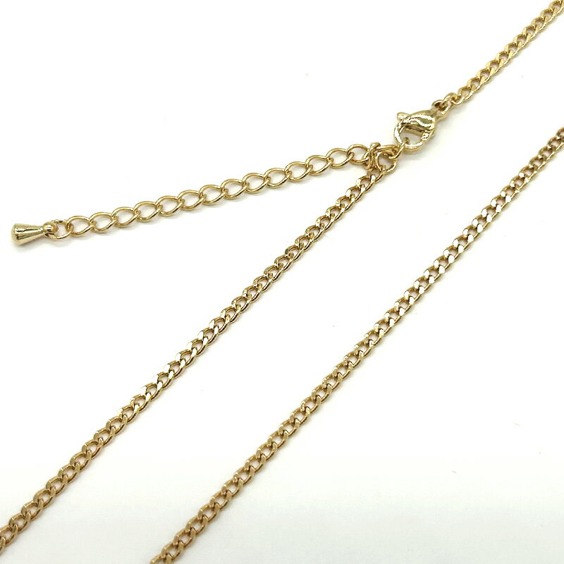 ネックレス(喜平面取りチェーン) ステンレス製のチェーンネックレスです。 サイズ： 太さ：約2mm 長さ：60cm(留め具含まない) アジャスター 5cm &nbsp; ステンレス素材について ◇錆びにくい、変色しにくい ステンレス(stainless)は「stain=錆」「less＝ない」の言葉の通り、他の金属と比べて比較的錆びにくい素材です。 その為、水にも強く、手洗いや水回りの家事、汗をかいても安心してお使いいただけます。温泉や海水に浸かっても変色しにくいです。 ◇傷つきにくい 非常に硬い金属のため、傷がつきにくいという特長があります。 ◇お手入れしやすい 錆びにくい・変色しにくい・傷つきにくいメリットから、お手入れもしやすく普段使いにぴったりです。 くすみが出たときは、メガネ拭きなどの柔らかい布でふき取るだけでも綺麗になります。 ◇金属アレルギー対応 シルバー925やゴールドフィルド同様、金属アレルギーも起こしにくく、デリケートな肌質の方でも身に付けられます。 ※金属アレルギーには個人差があります。