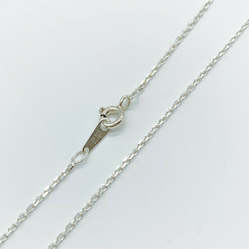 ネックレス(小判4面カット) 表面にカットのある小判(小豆)チェーンを使用した、シルバーネックレスです。 サイズ：線径0.4mm スターリングシルバー(SV925)のパーツです。 アメリカやイタリア等の海外から、高品質なシルバー製品を取り寄せています。 【ご注意ください】・素材の性質上、使用状況や保管状況によって変色する場合がございます。 シルバー研磨剤や変色防止アイテムを併せてご使用ください。・為替の変動等に伴い価格を変更させていただく場合がございます。・留め金具の形状が変更となる場合がございます。・ネックレスはロットによりダルマカンの仕様が変更となる場合がございます。 シルバー925(Silver925)とは シルバー925は銀92.5%、その他の金属7.5%の割合のものを指します。 その名の通り銀が92.5%含まれるため、「Silver925」となります。 シルバー925の中でも「銀92.5%、銅7.5%」の割合のものは「スターリングシルバー」と呼ばれています。 (スターリング(Sterling)=本物の、価値のある) シルバー925は柔らかい素材の為、ピアスのポスト部分が曲がってしまっても、手で簡単に戻すことができます。 (優しく元に戻してください) また、ゴールドフィルド同様、アレルギーの起きにくい素材としても広く知られています。 ※金属アレルギーには個人差がございます。 お取り扱い中のシルバー925製品について 当店では、アメリカ等の海外から、高品質なシルバー製品を取り寄せています。 お取り扱い商品の品質試験も行っており、品質が保証されております。