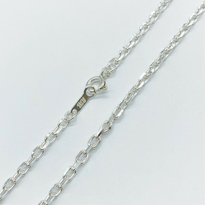ネックレス(小判4面カット) 表面にカットのある小判(小豆)チェーンを使用した、太めのシルバーネックレスです。 サイズ：線径0.8mm スターリングシルバー(SV925)のパーツです。 アメリカやイタリア等の海外から、高品質なシルバー製品を取り寄せています。 【ご注意ください】・素材の性質上、使用状況や保管状況によって変色する場合がございます。 シルバー研磨剤や変色防止アイテムを併せてご使用ください。・為替の変動等に伴い価格を変更させていただく場合がございます。・留め金具の形状が変更となる場合がございます。 シルバー925(Silver925)とは シルバー925は銀92.5%、その他の金属7.5%の割合のものを指します。 その名の通り銀が92.5%含まれるため、「Silver925」となります。 シルバー925の中でも「銀92.5%、銅7.5%」の割合のものは「スターリングシルバー」と呼ばれています。 (スターリング(Sterling)=本物の、価値のある) シルバー925は柔らかい素材の為、ピアスのポスト部分が曲がってしまっても、手で簡単に戻すことができます。 (優しく元に戻してください) また、ゴールドフィルド同様、アレルギーの起きにくい素材としても広く知られています。 ※金属アレルギーには個人差がございます。 お取り扱い中のシルバー925製品について 当店では、アメリカ等の海外から、高品質なシルバー製品を取り寄せています。 お取り扱い商品の品質試験も行っており、品質が保証されております。