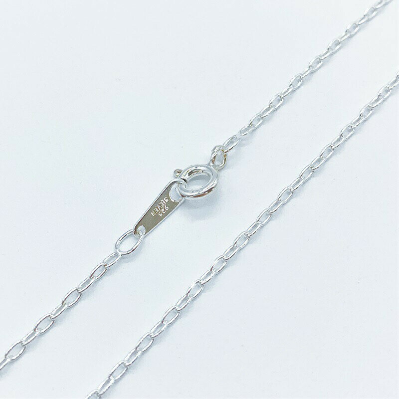 ネックレス(荒目小判) コマが細長い小判(小豆)チェーンを使用した、シルバーネックレスです。 サイズ：線径0.4mm スターリングシルバー(SV925)のパーツです。 アメリカやイタリア等の海外から、高品質なシルバー製品を取り寄せています。 【ご注意ください】・素材の性質上、使用状況や保管状況によって変色する場合がございます。 シルバー研磨剤や変色防止アイテムを併せてご使用ください。・為替の変動等に伴い価格を変更させていただく場合がございます。・留め金具の形状が変更となる場合がございます。 シルバー925(Silver925)とは シルバー925は銀92.5%、その他の金属7.5%の割合のものを指します。 その名の通り銀が92.5%含まれるため、「Silver925」となります。 シルバー925の中でも「銀92.5%、銅7.5%」の割合のものは「スターリングシルバー」と呼ばれています。 (スターリング(Sterling)=本物の、価値のある) シルバー925は柔らかい素材の為、ピアスのポスト部分が曲がってしまっても、手で簡単に戻すことができます。 (優しく元に戻してください) また、ゴールドフィルド同様、アレルギーの起きにくい素材としても広く知られています。 ※金属アレルギーには個人差がございます。 お取り扱い中のシルバー925製品について 当店では、アメリカ等の海外から、高品質なシルバー製品を取り寄せています。 お取り扱い商品の品質試験も行っており、品質が保証されております。