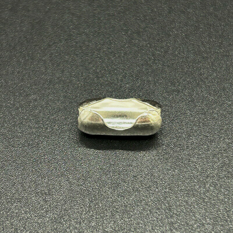 コネクター ボールチェーン用の留め金具です。 【サイズ】 1.5mm 2.3mm(2~2.5mm用) 3mm 5mm スターリングシルバー(SV925)のパーツです。 アメリカやイタリア等の海外から、高品質なシルバー製品を取り寄せています。 【ご注意ください】・素材の性質上、使用状況や保管状況によって変色する場合がございます。 シルバー研磨剤や変色防止アイテムを併せてご使用ください。・為替の変動等に伴い価格を変更させていただく場合がございます。 シルバー925(Silver925)とは シルバー925は銀92.5%、その他の金属7.5%の割合のものを指します。 その名の通り銀が92.5%含まれるため、「Silver925」となります。 シルバー925の中でも「銀92.5%、銅7.5%」の割合のものは「スターリングシルバー」と呼ばれています。 (スターリング(Sterling)=本物の、価値のある) シルバー925は柔らかい素材の為、ピアスのポスト部分が曲がってしまっても、手で簡単に戻すことができます。 (優しく元に戻してください) また、ゴールドフィルド同様、アレルギーの起きにくい素材としても広く知られています。 ※金属アレルギーには個人差がございます。 お取り扱い中のシルバー925製品について 当店では、アメリカ等の海外から、高品質なシルバー製品を取り寄せています。 お取り扱い商品の品質試験も行っており、品質が保証されております。