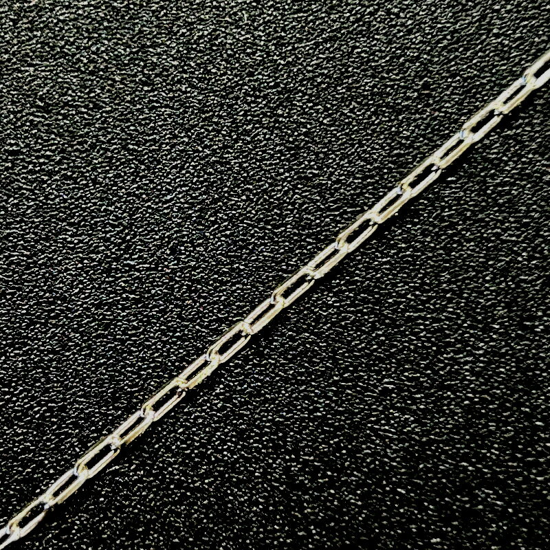 チェーンの種類：長小判2面カットチェーン/ 線径：約0.35mm 太さ：約1mm スターリングシルバー(SV925)のチェーンです。 アメリカやイタリア等の海外から、高品質なシルバー製品を取り寄せています。 【ご注意ください】・素材の性質上、使用状況や保管状況によって変色する場合がございます。 シルバー研磨剤や変色防止アイテムを併せてご使用ください。・為替の変動等に伴い価格を変更させていただく場合がございます。・留め金具の形状が変更となる場合がございます。・ネックレスはロットによりダルマカンの仕様が変更となる場合がございます。 シルバー925(Silver925)とは シルバー925は銀92.5%、その他の金属7.5%の割合のものを指します。 その名の通り銀が92.5%含まれるため、「Silver925」となります。 シルバー925の中でも「銀92.5%、銅7.5%」の割合のものは「スターリングシルバー」と呼ばれています。 (スターリング(Sterling)=本物の、価値のある) シルバー925は柔らかい素材の為、ピアスのポスト部分が曲がってしまっても、手で簡単に戻すことができます。 (優しく元に戻してください) また、ゴールドフィルド同様、アレルギーの起きにくい素材としても広く知られています。 ※金属アレルギーには個人差がございます。 お取り扱い中のシルバー925製品について 当店では、アメリカ等の海外から、高品質なシルバー製品を取り寄せています。 お取り扱い商品の品質試験も行っており、品質が保証されております。