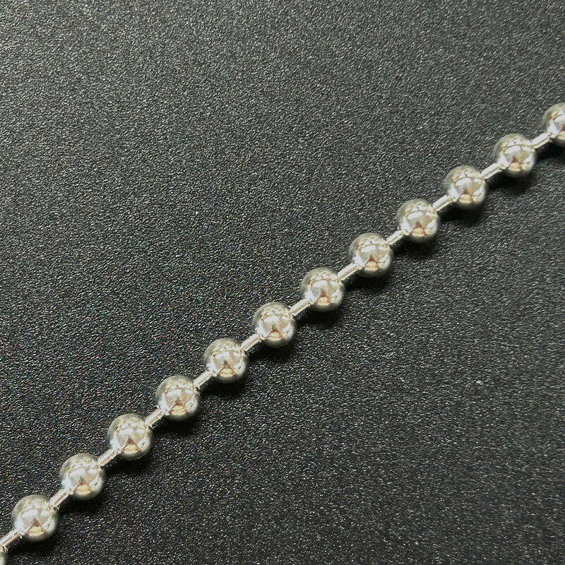チェーンの種類：ボールチェーン 線径：約5mm スターリングシルバー(SV925)のチェーンです。 アメリカやイタリア等の海外から、高品質なシルバー製品を取り寄せています。 【ご注意ください】・素材の性質上、使用状況や保管状況によって変色する場合がございます。 シルバー研磨剤や変色防止アイテムを併せてご使用ください。・為替の変動等に伴い価格を変更させていただく場合がございます。・留め金具の形状が変更となる場合がございます。・ネックレスはロットによりダルマカンの仕様が変更となる場合がございます。 シルバー925(Silver925)とは シルバー925は銀92.5%、その他の金属7.5%の割合のものを指します。 その名の通り銀が92.5%含まれるため、「Silver925」となります。 シルバー925の中でも「銀92.5%、銅7.5%」の割合のものは「スターリングシルバー」と呼ばれています。 (スターリング(Sterling)=本物の、価値のある) シルバー925は柔らかい素材の為、ピアスのポスト部分が曲がってしまっても、手で簡単に戻すことができます。 (優しく元に戻してください) また、ゴールドフィルド同様、アレルギーの起きにくい素材としても広く知られています。 ※金属アレルギーには個人差がございます。 お取り扱い中のシルバー925製品について 当店では、アメリカ等の海外から、高品質なシルバー製品を取り寄せています。 お取り扱い商品の品質試験も行っており、品質が保証されております。