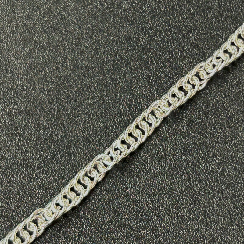 チェーンの種類：ロープチェーン 線径：約0.4mm 太さ：約3mm スターリングシルバー(SV925)のチェーンです。 アメリカやイタリア等の海外から、高品質なシルバー製品を取り寄せています。 【ご注意ください】・素材の性質上、使用状況や保管状況によって変色する場合がございます。 シルバー研磨剤や変色防止アイテムを併せてご使用ください。・為替の変動等に伴い価格を変更させていただく場合がございます。・留め金具の形状が変更となる場合がございます。・ネックレスはロットによりダルマカンの仕様が変更となる場合がございます。 シルバー925(Silver925)とは シルバー925は銀92.5%、その他の金属7.5%の割合のものを指します。 その名の通り銀が92.5%含まれるため、「Silver925」となります。 シルバー925の中でも「銀92.5%、銅7.5%」の割合のものは「スターリングシルバー」と呼ばれています。 (スターリング(Sterling)=本物の、価値のある) シルバー925は柔らかい素材の為、ピアスのポスト部分が曲がってしまっても、手で簡単に戻すことができます。 (優しく元に戻してください) また、ゴールドフィルド同様、アレルギーの起きにくい素材としても広く知られています。 ※金属アレルギーには個人差がございます。 お取り扱い中のシルバー925製品について 当店では、アメリカ等の海外から、高品質なシルバー製品を取り寄せています。 お取り扱い商品の品質試験も行っており、品質が保証されております。