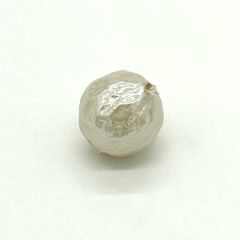 特殊な加工を施した樹脂製パールです。 マルオニパールのようなあたたかみのある表面が特徴です。 シワの入り方が1個1個違います。 表情豊かなビーズなのでアンティークな作品等におすすめです。 以上の点、十分にご理解頂いたうえでのご購入をお願いいたします。 商品名 シュリンクパール カラー ベージュ サイズ 6mm 8mm 10mm 12mm 入数 6mm/1本(約130個) 8mm/1本(約100個) 10mm/1本(約75個) 12mm/1本(約62個) ご注意ください ※後染めの商品の為、ロットによって色味が異なる場合がございます。 ※ロットにより多少カラーが異なる場合がございます。 ※キズや汚れが見られる場合がございます。予めご了承ください。 ※モニターやブラウザの設定により実際のものと色が異なる場合がございます。 ※原材料高騰により等に伴い価格を変更させていただく場合がございます。 ※パッケージが変更する場合がございます。