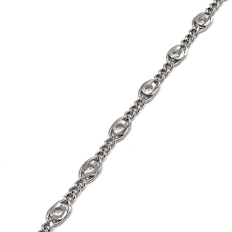 デザインチェーンです。 【サイズ】 太さ：約8mm 線径：約3mm 品番 T198 販売単位 10cm単位(切り売り) ※数量「1」の場合は「10センチ」、数量「2」の場合は「20センチ」が繋がった状態で発送します。 (チェーンの性質上、ご注文総数によっては複数に分かれた状態でお送りする場合がございます。) ご注意ください ※こちらの商品はメッキ加工に2〜3営業日お時間をいただく場合がございます。 ※金色メッキはロットによって色味が異なる場合がございます。 ※お使いのブラウザや画面設定により、商品のカラーが実際と異なって見える場合がございます。 使用用途 アクセサリーの製作、バッグの持ち手、衣装への縫い付け 等 チェーンについて こちらの商品は当店のグループ会社で独自にデザインされたチェーンです。 当店では個性的なチェーンパーツを多数取り扱っております。