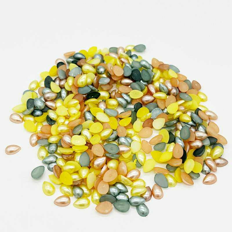 プラスチック製です。穴はあいていません。裏は平らです。生産ロットにより色が異なります。。 こちらの商品はサービス品のため多少の汚れや変形による返品・交換は一切お受けできません。 予めご了承いただいた上でご注文下さい。 商品名 半丸パール ツユ型 カラー ミックス(アニマルカラー) サイズ 6x4mm 入数 5g(約200個) ご注意ください ※後染めの商品の為、ロットによって色味が異なる場合がございます。 ※ロットにより多少カラーが異なる場合がございます。 ※キズや汚れが見られる場合がございます。予めご了承ください。 ※モニターやブラウザの設定により実際のものと色が異なる場合がございます。 ※原材料高騰により等に伴い価格を変更させていただく場合がございます。 ※パッケージが変更する場合がございます。