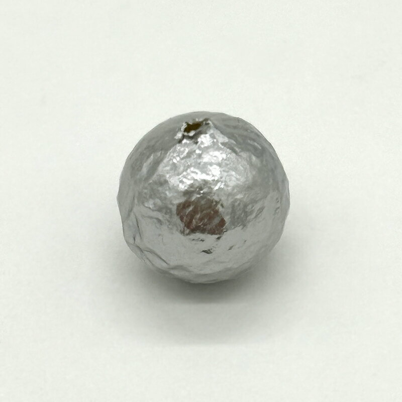 特殊な加工を施した樹脂製パールです。 マルオニパールのようなあたたかみのある表面が特徴です。 シワの入り方が1個1個違います。 表情豊かなビーズなのでアンティークな作品等におすすめです。 以上の点、十分にご理解頂いたうえでのご購入をお願いいたします。 商品名 シュリンクパール カラー グレー サイズ 6mm 8mm 10mm 入数 6mm/1本(約130個) 8mm/1本(約100個) 10mm/1本(約75個) ご注意ください ※後染めの商品の為、ロットによって色味が異なる場合がございます。 ※ロットにより多少カラーが異なる場合がございます。 ※キズや汚れが見られる場合がございます。予めご了承ください。 ※モニターやブラウザの設定により実際のものと色が異なる場合がございます。 ※原材料高騰により等に伴い価格を変更させていただく場合がございます。 ※パッケージが変更する場合がございます。