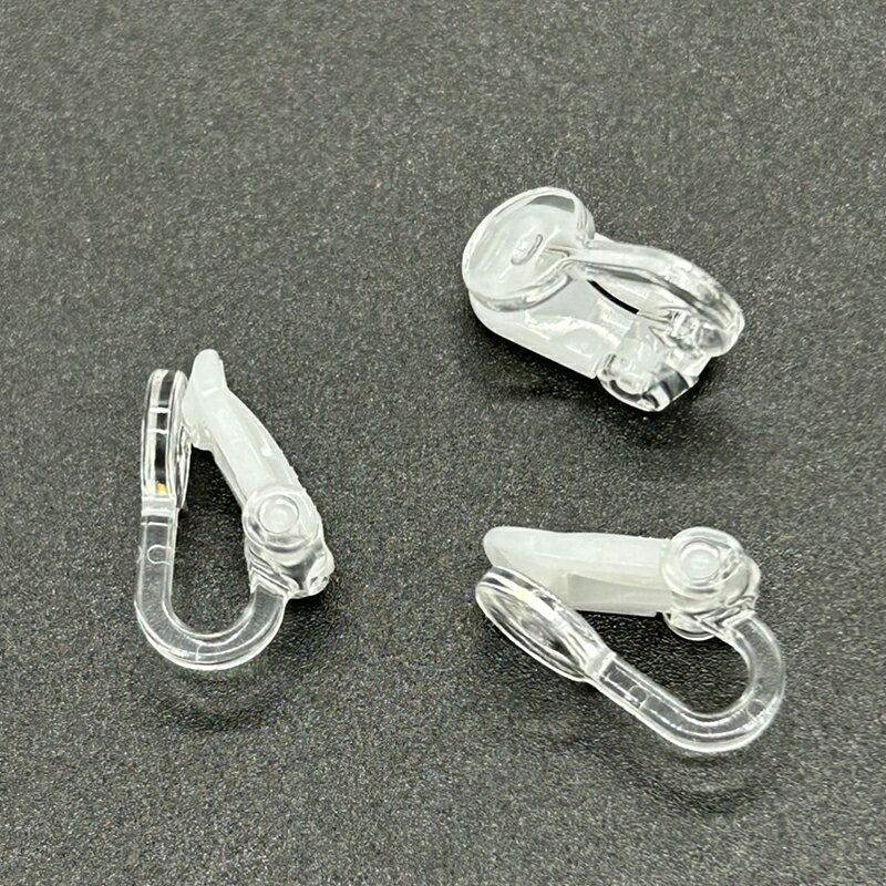 作ろ!ドットコムの樹脂イヤークリップ 8mm 貼り付け EA0759 1ペア ノンホールピアス 耳が痛くなりにくい 透明 金属アレルギー対応 アレルギーフリークリップ ア ハンドメイド パーツ アクセサリー｜アングル3