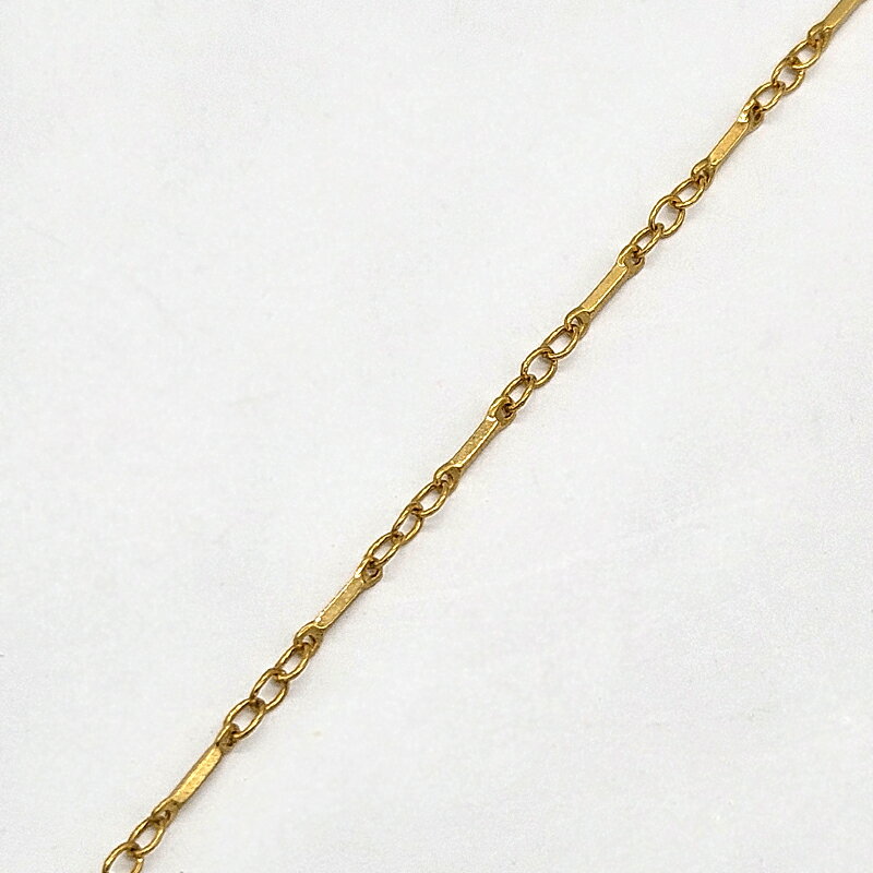 スティックチェーンです。 【サイズ】 太さ：約2mm 線径：約1mm チェーンはメッキ加工のため2～3営業日ほどお時間をいただきます。 在庫切れになっている商品や大口注文・ネックレス加工をご希望されるお客様はお気軽にお問い合わせください。 全てのチェーンに於いて、金・銀・黒・古美・マット金・マット銀・シルバー・ピンクゴールドメッキなど様々なメッキ加工をお受けいたします。