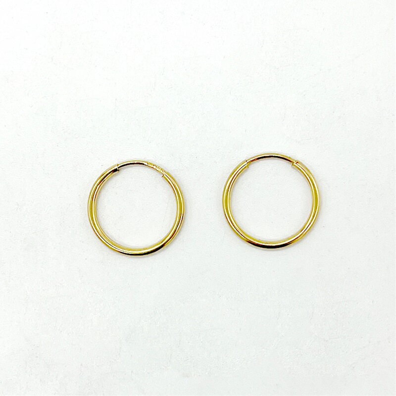 当店ではゴールドフィルド素材のパーツを豊富にご用意しております！ フープ部分にチェーンやパーツをつなげられます。 詳細画像のようにポスト部分をひねって穴に抜き差しができます。 サイズ：線径1.25mmX12mm &nbsp; &nbsp; &nbsp; &nbsp; &nbsp; &nbsp; &nbsp; &nbsp; &nbsp; &nbsp; &nbsp; &nbsp; &nbsp; &nbsp; &nbsp; 　 X14mm &nbsp; &nbsp; &nbsp; &nbsp; &nbsp; &nbsp; &nbsp; &nbsp; &nbsp; &nbsp; &nbsp; &nbsp; &nbsp;　&nbsp; &nbsp; &nbsp; X20mm 【ゴールドフィルド（KGF）とは】 総質量の5％相当の14金を張り合わせている素材です。 ゴールドフィルドは金の厚みが多い分、 金メッキ製品よりも格段に変色しにくく、輝きが長持ちします。 ゴールドの膜が厚く錆びや剥がれが起こりにくいため、 金属アレルギーを持っている方にもオススメです。 ※入荷時期により色味が若干異なる場合があり、掲載されているカラーと異なる場合がございます。(パーツによって、他のパーツと色のバラつきが生じる場合がございます。) 予めご了承ください。