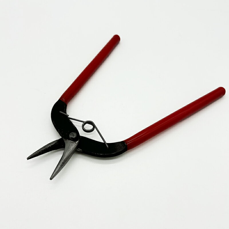 ばねがついているので作業効率が大幅アップ（握ると閉じ、離すとバネの反発により開きます） 国内メーカー品に比べて、外見上の仕上げを簡素化しており、その分お安くなっております。 工具としての品質は問題ございません。 錆止め用の油が塗ってあります。拭き取ってからご使用下さい。